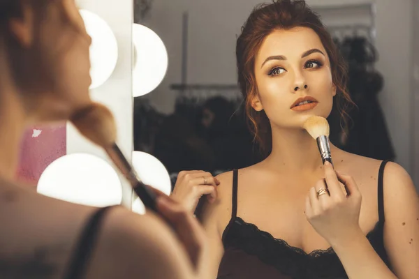 Mulher Morena Aplicando Maquiagem Pintar Pele Para Uma Data Noite — Fotografia de Stock