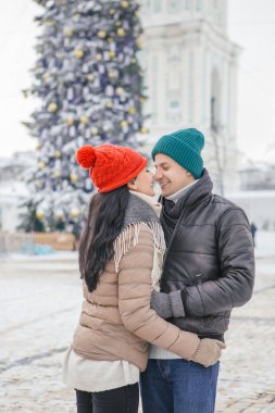 Neşeli çift erkek ve kadın eğleniyor gülümseyen