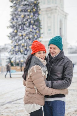 Neşeli çift erkek ve kadın eğleniyor gülümseyen
