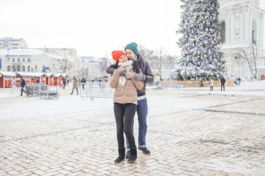 Neşeli çift erkek ve kadın eğleniyor gülümseyen