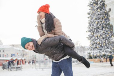 Neşeli çift erkek ve kadın eğleniyor gülümseyen