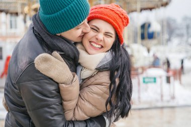 Neşeli çift erkek ve kadın eğleniyor gülümseyen