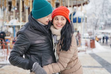 Neşeli çift erkek ve kadın eğleniyor gülümseyen