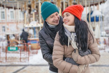 Neşeli çift erkek ve kadın eğleniyor gülümseyen