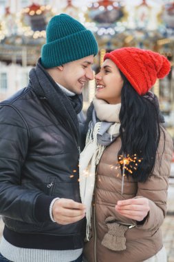 Şirin neşeli sevgi dolu çift gülümseyen, sarılma ve öpüşme açık