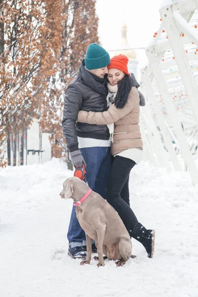 Carino felice amorevole coppia di caucasico uomo e donna su un passeggiata in — Foto Stock
