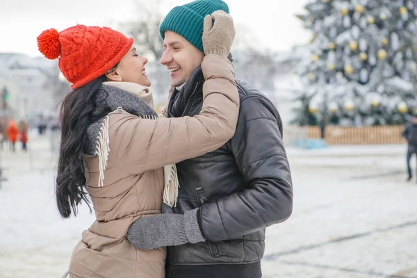 Allegro sorridente coppia caucasica di uomo e donna divertirsi su — Foto Stock