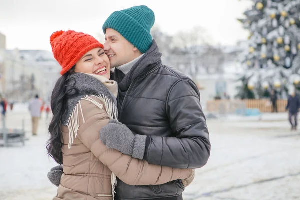 Allegro sorridente coppia caucasica di uomo e donna divertirsi su — Foto Stock