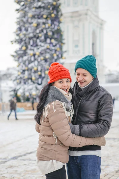 Fröhlich lächelnd kaukasisches Paar von Mann und Frau, die Spaß an — Stockfoto