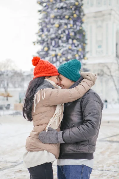 Allegro sorridente coppia caucasica di uomo e donna divertirsi su — Foto Stock