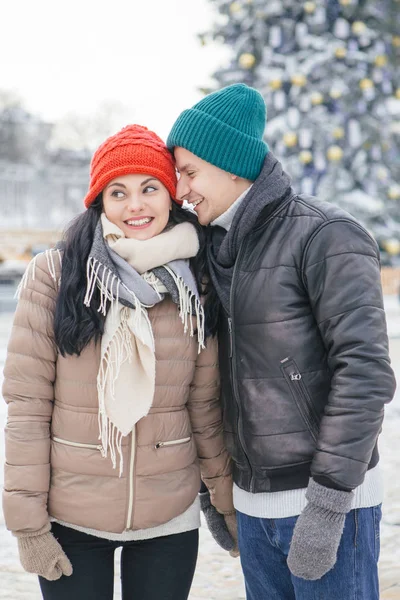 Allegro sorridente coppia caucasica di uomo e donna divertirsi su — Foto Stock