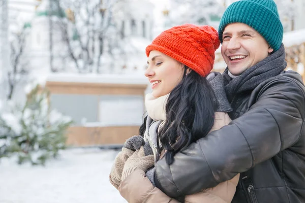 Veselá, s úsměvem Kavkazský pár muž a žena baví na — Stock fotografie