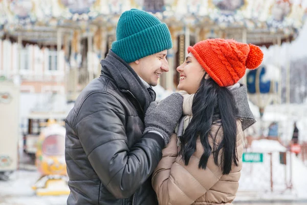 Vrolijk lachende Kaukasische paar van man en vrouw plezier op — Stockfoto
