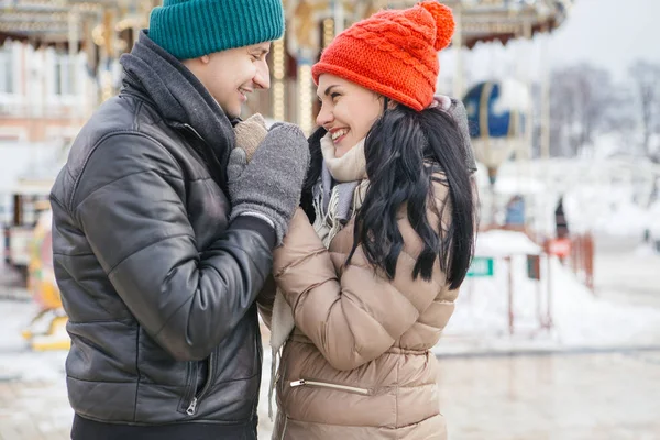 Allegro sorridente coppia caucasica di uomo e donna divertirsi su — Foto Stock