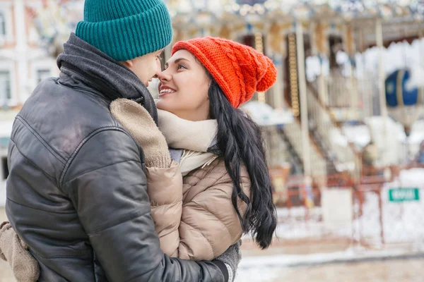 Vrolijk lachende Kaukasische paar van man en vrouw plezier op — Stockfoto