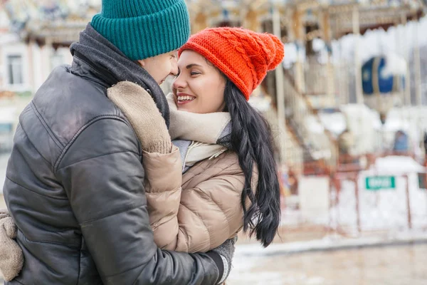 Allegro sorridente coppia caucasica di uomo e donna divertirsi su — Foto Stock