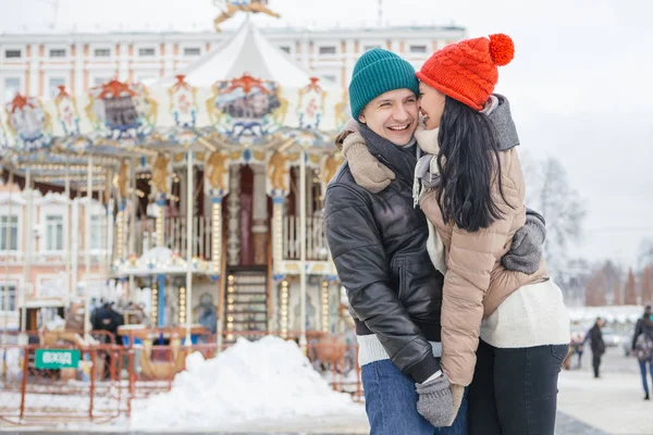 Vrolijk lachende Kaukasische paar van man en vrouw plezier op — Stockfoto