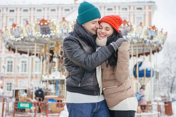 Vrolijk lachende Kaukasische paar van man en vrouw plezier op — Stockfoto