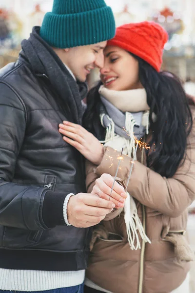 Bonito casal carinhoso alegre sorrindo, abraçando e beijando ao ar livre — Fotografia de Stock