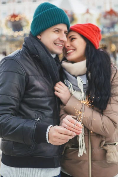 Carino allegro amorevole coppia sorridente, abbracciare e baciare all'aperto — Foto Stock