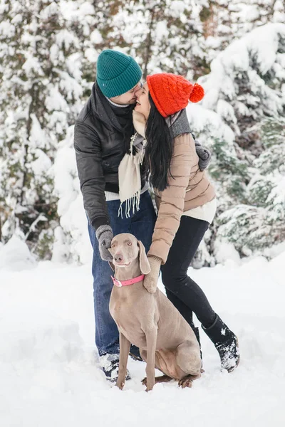 Carino felice amorevole coppia di caucasico uomo e donna su un passeggiata in — Foto Stock