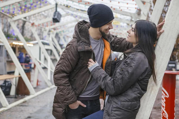 Underbara Vackra Kaukasiska Kvinna Med Man Promenad Europeiska Staden Vintern — Stockfoto