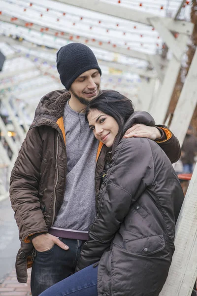 Preciosa Hermosa Mujer Caucásica Con Hombre Paseo Por Ciudad Europea —  Fotos de Stock