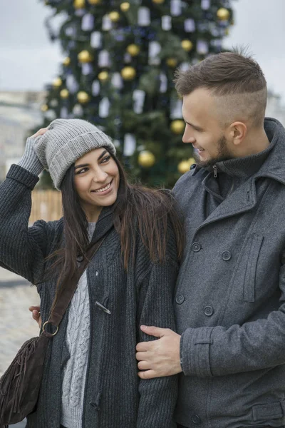 Preciosa Hermosa Mujer Caucásica Con Hombre Paseo Por Ciudad Europea —  Fotos de Stock