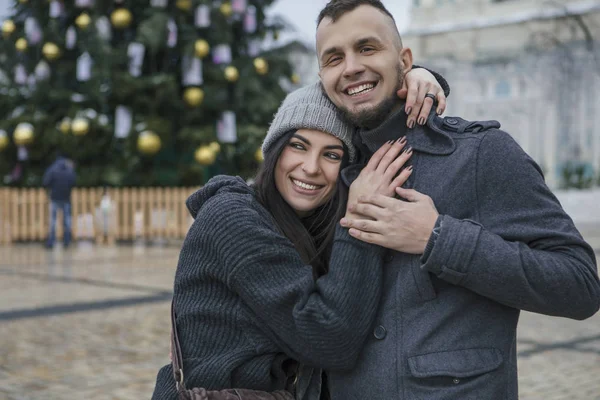 Nádherná Krásná Kavkazský Žena Mužem Procházce Evropském Městě Zimě Pár — Stock fotografie