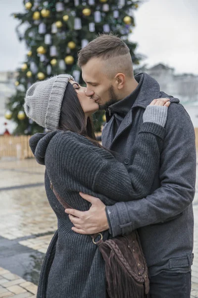 Underbara Vackra Kaukasiska Kvinna Med Man Promenad Europeiska Staden Vintern — Stockfoto