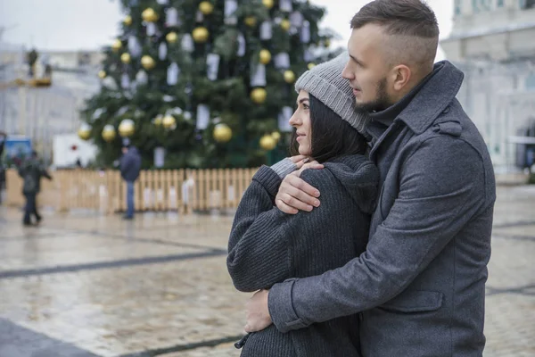 Linda Mulher Caucasiana Bonita Com Homem Passeio Cidade Europeia Inverno — Fotografia de Stock