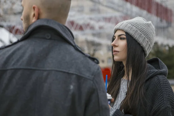 Splendida Bella Donna Caucasica Con Uomo Una Passeggiata Nella Città — Foto Stock