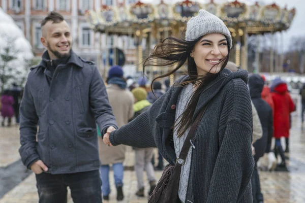 Linda Mulher Caucasiana Bonita Com Homem Passeio Cidade Europeia Inverno — Fotografia de Stock