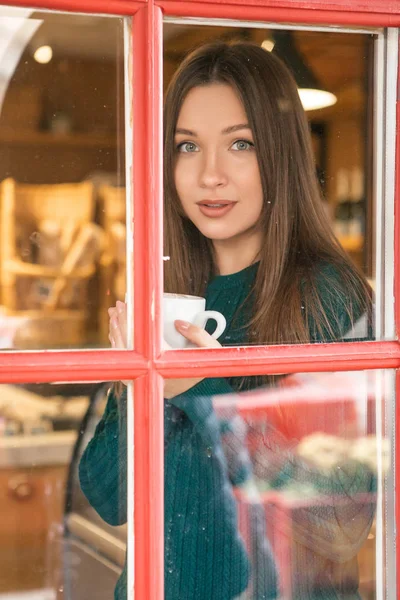 Morena joven mujer caucásica en suéter casual y jeans sitti — Foto de Stock