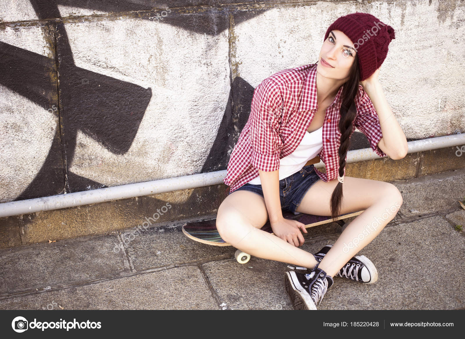 Brunette adolescente en tenue hipster jeans shorts keds pla Photo de stock par Annademy 185220428