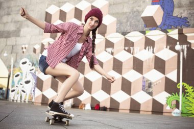 Hipster kıyafeti (kot şort, keds, pla esmer genç kız