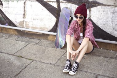 Hipster kıyafeti (kot şort, keds, pla esmer genç kız