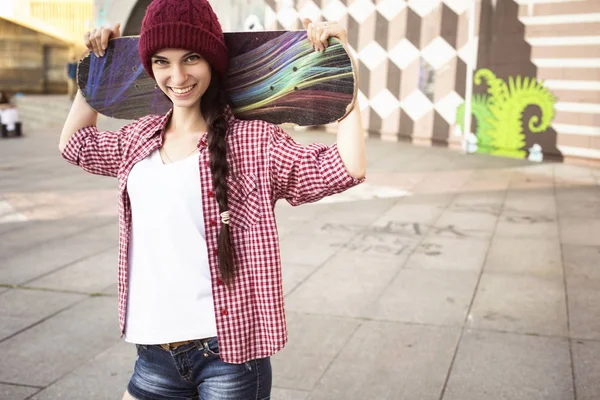 Brunette tiener meisje in hipster outfit (jeans shorts, keds, pla — Stockfoto