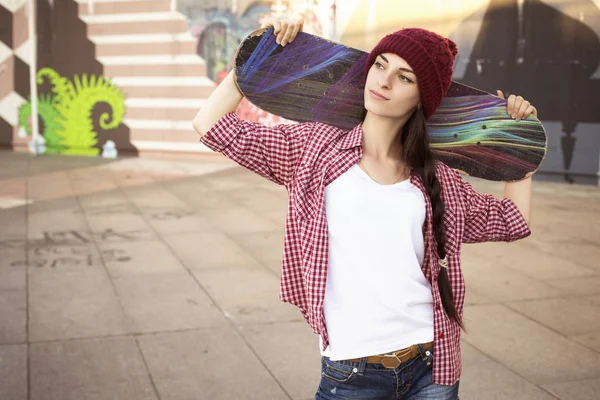 Brünettes Teenager-Mädchen im Hipster-Outfit (Jeans-Shorts, keds, pla — Stockfoto