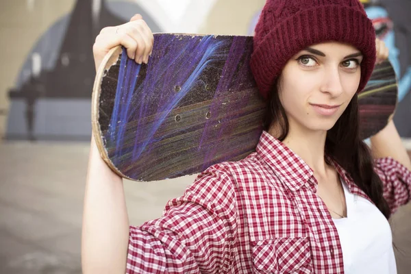 Menina adolescente morena em roupa hipster (calções de ganga, keds, pla — Fotografia de Stock