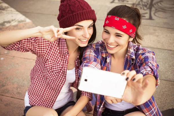 Två brunett tonårsflickor vänner i hipster outfit (jeans shor — Stockfoto