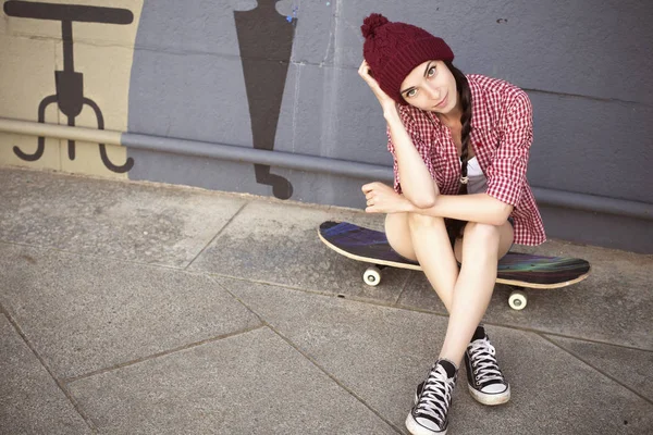 Brünettes Teenager-Mädchen im Hipster-Outfit (Jeans-Shorts, keds, pla — Stockfoto