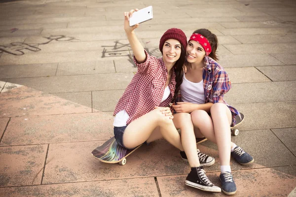 Two Brunette teenage girls friends in hipster outfit (jeans shor — Stock Photo, Image