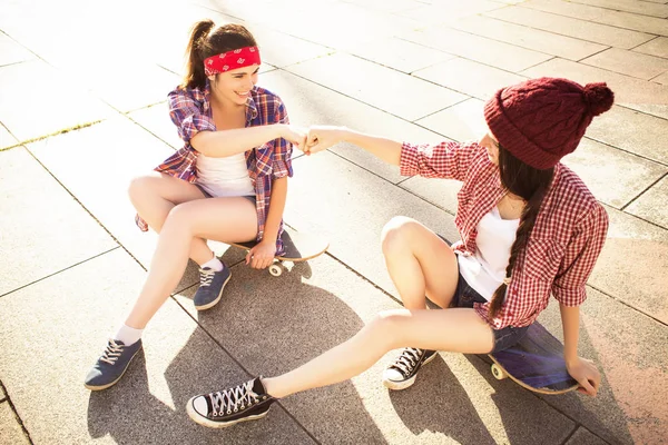 流行に敏感な服装 (ジーンズ ショアの 2 つブルネット十代の女の子友達 — ストック写真