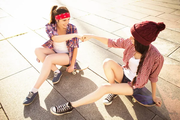 Två brunett tonårsflickor vänner i hipster outfit (jeans shor — Stockfoto