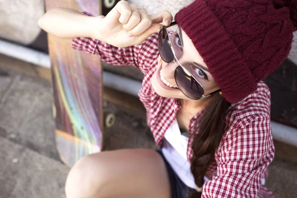 Morena adolescente en traje hipster (pantalones cortos vaqueros, camas, pla —  Fotos de Stock