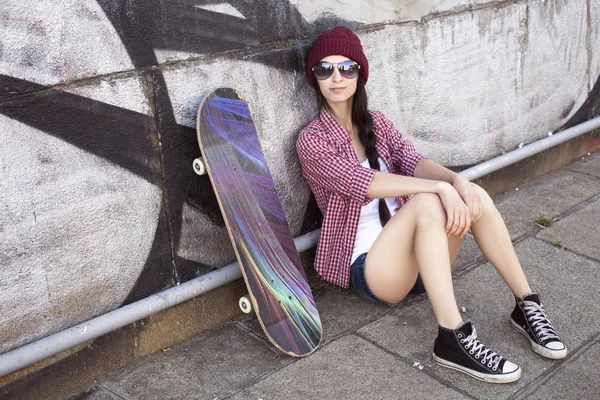 Εφηβικό κορίτσι μελαχρινή στο hipster ντύσιμο (Τζιν σορτσάκι, keds, pla — Φωτογραφία Αρχείου