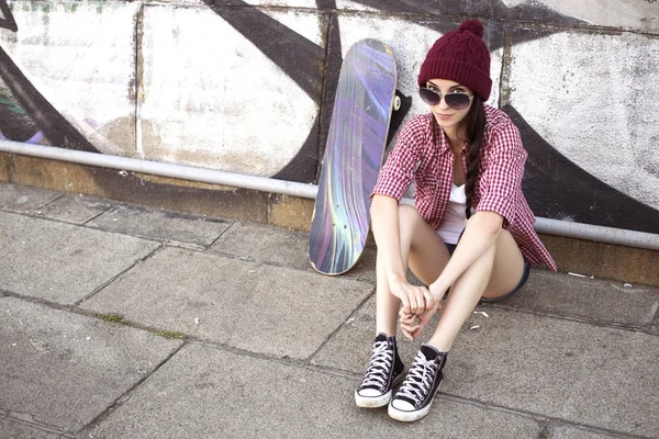 Brunette adolescente en tenue hipster (jeans shorts, keds, pla — Photo