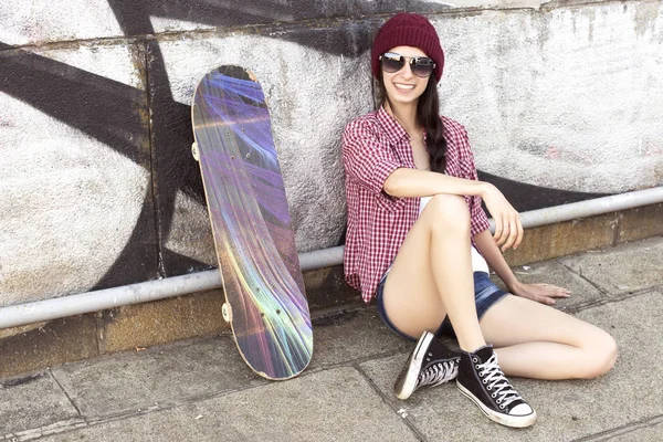 Brunette adolescente en tenue hipster (jeans shorts, keds, pla — Photo