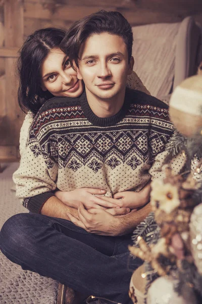 Linda morena caucasiana casal amoroso romântico em aconchegante quente — Fotografia de Stock